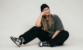 Connie Adelina Lunde sitter på gulvet. 